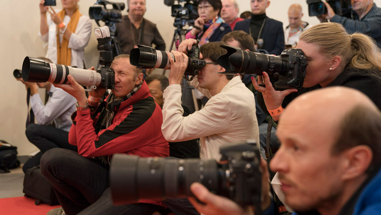 記者会見でダライ・ラマ法王を撮影するカメラマンたち。2017年9月23日、ラトビア共和国リガ（撮影：テンジン・チュンジョル / 法王庁）