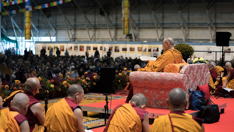スコント・ホールで行われた法話会で、ステージの上でダライ・ラマ法王のそばに座る僧侶たち。2017年9月23日、ラトビア共和国リガ（撮影：テンジン・チュンジョル / 法王庁）