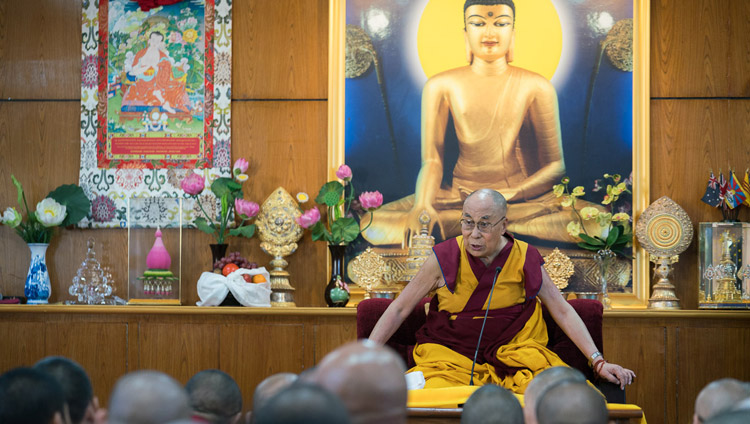 ダラムサラの法王公邸において、チベット尼僧プロジェクトの支援者と尼僧たちにお話をされるダライ・ラマ法王。2017年10月4日、インド、ヒマーチャル・プラデーシュ州ダラムサラ（撮影：テンジン・チュンジョル / 法王庁）