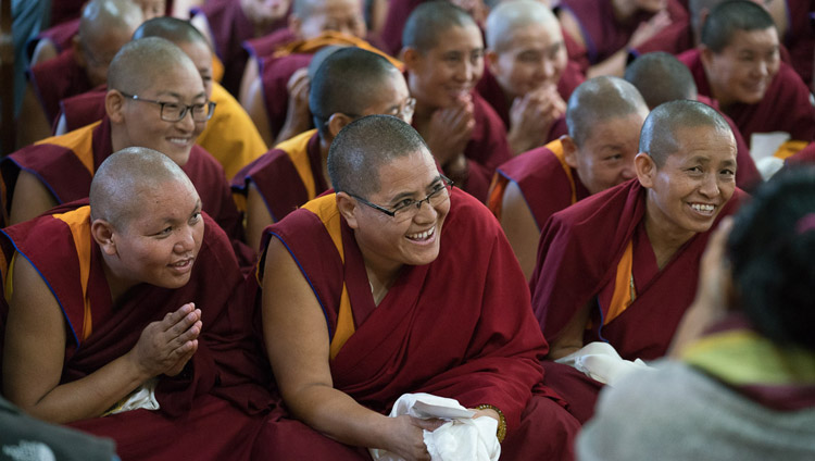 法王公邸で行われた会見に参加した、昨冬仏教博士の学位を授与された尼僧たち。2017年10月4日、インド、ヒマーチャル・プラデーシュ州ダラムサラ（撮影：テンジン・チュンジョル / 法王庁）