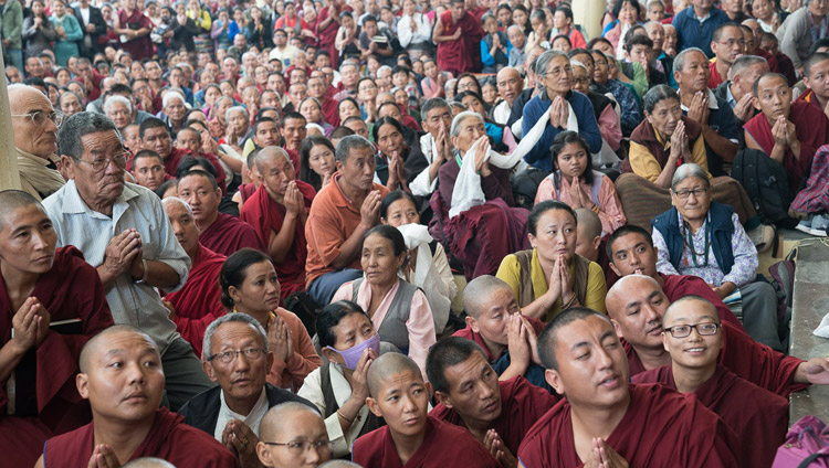 ツクラカンを後にされるダライ・ラマ法王を中庭で見送る6千人以上の聴衆。2017年10月4日、インド、ヒマーチャル・プラデーシュ州ダラムサラ（撮影：テンジン・チュンジョル / 法王庁）