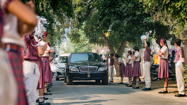 沿道に並び、DAV中央公立学校を訪問される法王を歓迎する学生たち。インド、ウッタル・プラデーシュ州メーラト（撮影：テンジン・チョンジル / 法王庁）