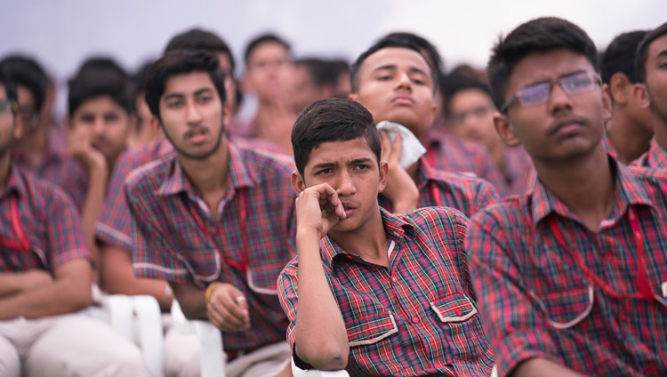 DAV中央公立学校で行われた普遍的倫理教育カリキュラムの発足式典で、ダライ・ラマ法王のお話に耳を傾ける学生たち。インド、ウッタル・プラデーシュ州メーラト（撮影：テンジン・チュンジョル / 法王庁）