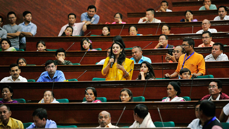 ダライ・ラマ法王に質問をする参加者。2017年10月18日、インド、マニプール州インパール（撮影：ロブサン・ツェリン / 法王庁）