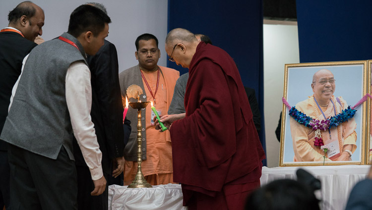 州立大学で開催された「科学・精神性・世界平和」と題する会議の開会式で、平和のランプに火を灯されるダライ・ラマ法王と主賓たち。2017年11月4日、インド、ヒマーチャル・プラデーシュ州ダラムサラ（撮影：テンジン・チュンジョル / 法王庁）