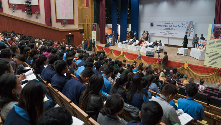 州立大学の講堂で行われた「科学・精神性・世界平和」についての会議の開会式の情景。2017年11月4日、インド、ヒマーチャル・プラデーシュ州、ダラムサラ（撮影：テンジン・チュンジョル / 法王庁）