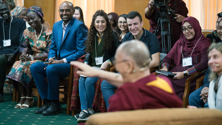 法王公邸で行われた対話の冒頭で、アメリカ平和研究所の青年指導者たちに挨拶をされるダライ・ラマ法王。2017年11月6日、インド、ヒマーチャル・プラデーシュ州ダラムサラ（撮影：テンジン・チュンジョル / 法王庁）