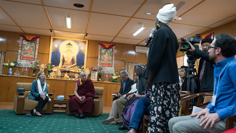 対話の開始に当たり、ダライ・ラマ法王に向かって自己紹介をするアメリカ平和研究所の青年指導者たち。2017年11月6日、インド、ヒマーチャル・プラデーシュ州ダラムサラ（撮影：テンジン・チュンジョル / 法王庁）