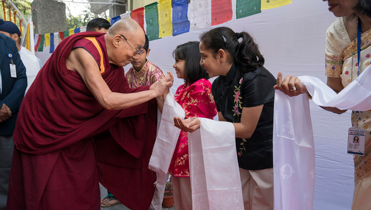 サルワン公立学校に到着され、出迎えた生徒たちに挨拶をされるダライ・ラマ法王。2017年11月18日、インド、デリー（撮影：テンジン・チュンジョル / 法王庁）