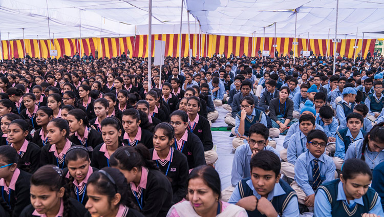 ダライ・ラマ法王のご講演に聞き入る学生たち。2017年11月18日、インド、デリー（撮影：テンジン・チュンジョル / 法王庁）