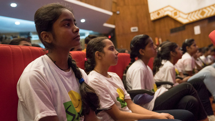 ダライ・ラマ法王のお話を熱心に聞く参加者の学生たち。2017年11月19日、インド、ニューデリー（撮影：テンジン・チュンジョル / 法王庁）