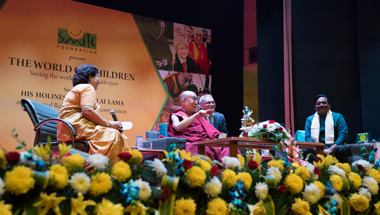 「普遍的責任感と慈悲の心」と題する講演会でお話をされるダライ・ラマ法王。2017年11月19日、インド、ニューデリー（撮影：テンジン・チュンジョル / 法王庁）