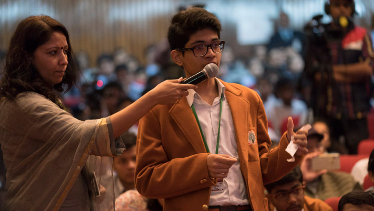 講演会の質疑応答で、ダライ・ラマ法王に質問する学生。2017年11月19日、インド、ニューデリー（撮影：テンジン・チュンジョル / 法王庁）