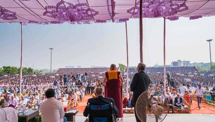 KISS大学で2万5千人を超える学生に語りかけられるダライ・ラマ法王。2017年11月21日、インド、オリッサ州ブバネーシュワル（撮影：テンジン・チュンジョル / 法王庁）