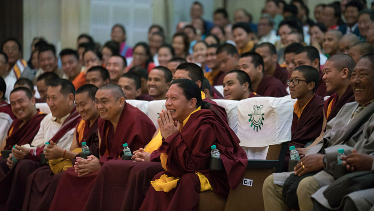 KIITオーディトリアムでダライ・ラマ法王のお話に聴き入るプンツォクリン・チベット人居住区の住民たち。2017年11月21日、インド、オリッサ州ブバネーシュワル（撮影：テンジン・チュンジョル / 法王庁）