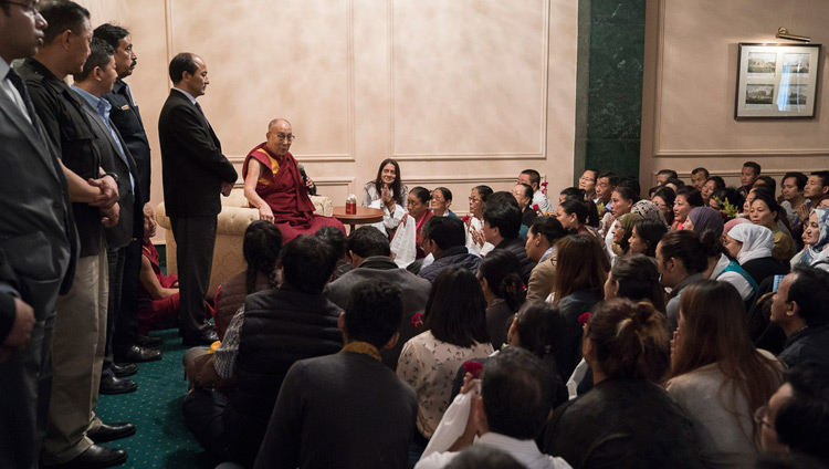 地元のチベット人たちに向けてお話をされるダライ・ラマ法王。2017年11月23日、インド、西ベンガル州コルカタ（撮影：テンジン・チュンジョル / 法王庁）