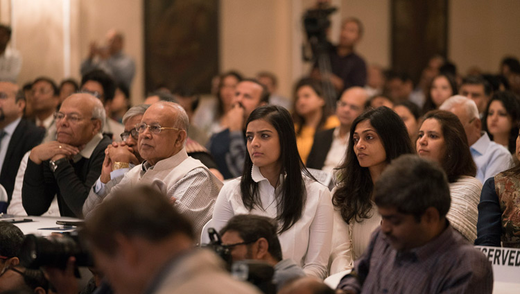 ダライ・ラマ法王のお話に聴き入る参加者たち。2017年11月23日、インド、西ベンガル州コルカタ（撮影：テンジン・チュンジョル / 法王庁）