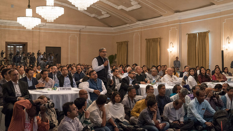 ダライ・ラマ法王の講演会で、法王に質問をする参加者。2017年11月23日、インド、西ベンガル州コルカタ（撮影：テンジン・チュンジョル / 法王庁）