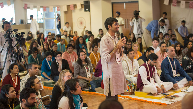 ダライ・ラマ法王に質問する参加者。2017年12月8日、インド、マハラシュトラ州ムンバイ（撮影：ロブサン・ツェリン / 法王庁）