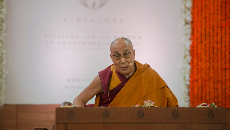ソマイヤ・ヴィッダヴィハールの講堂で講演をされるダライ・ラマ法王。2017年12月9日、インド、ムンバイ（撮影：ロブサン・ツェリン / 法王庁）