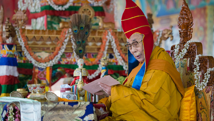セラ・ジェでハヤーグリハの灌頂授与の儀式を執り行われるダライ・ラマ法王。2017年12月20日、インド、カルナータカ州バイラクッぺ（撮影：テンジン・チュンジョル / 法王庁）
