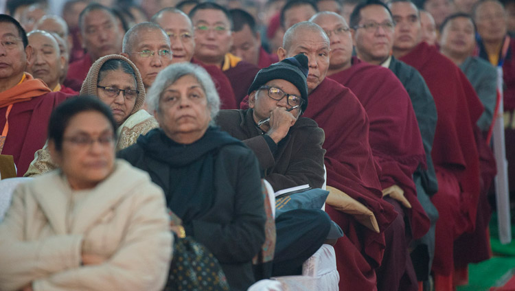 ダライ・ラマ法王の開会スピーチに耳を傾ける聴衆。2017年12月30日、インド、ウッタル・プラデーシュ州バラナシ、サールナート（撮影：ロブサン・ツェリン / 法王庁）