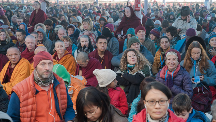 ダライ・ラマ法王のお話に耳を傾ける各国から集まった聴衆。2018年1月5日、インド、ビハール州ブッダガヤ（撮影：ロブサン・ツェリン / 法王庁）