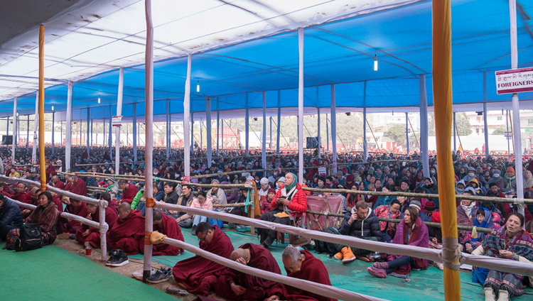海外69か国からの参加者を含む、総勢5万人以上の聴衆を数えたダライ・ラマ法王の法話会がブッダガヤのカーラチャクラ・グラウンドで実施された。2018年1月6日、インド、ビハール州ブッダガヤ（撮影：ロブサン・ツェリン / 法王庁）