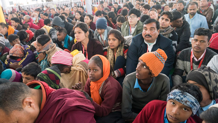 法話会の最終日、ダライ・ラマ法王のお話に耳を傾ける聴衆。2018年1月7日、インド、ビハール州ブッダガヤ（撮影：ロブサン・ツェリン / 法王庁）