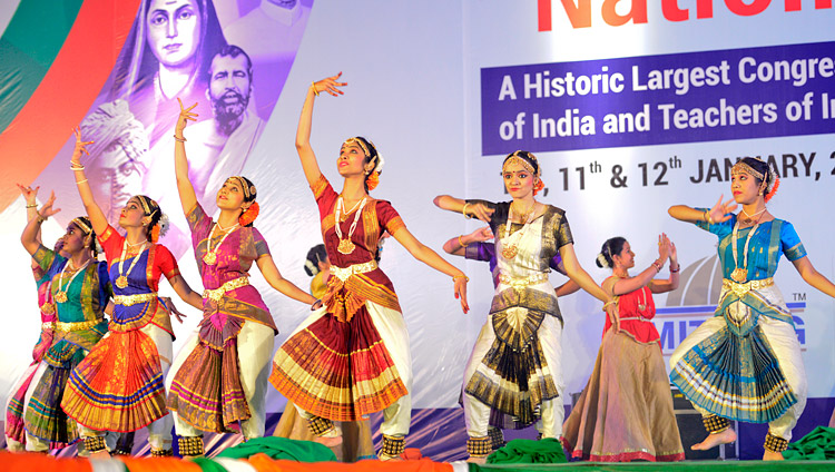 第2回全国教員会議開会式の冒頭で、古典舞踊を披露するアーティストたち。2018年1月10日、インド、マハーラーシュトラ州プネー（撮影：ロブサン・ツェリン / 法王庁）