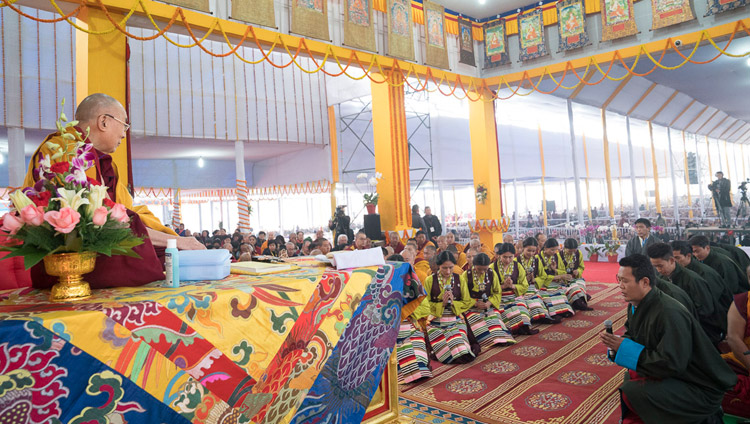 ダライ・ラマ法王の法話会の冒頭で、ナーガールジュナの『根本中論頌』の偈を歌にして唱えるチベット舞台芸術研究所のアーティストたち。2018年1月14日、インド、ビハール州ブッダガヤ（撮影：ロブサン・ツェリン / 法王庁）
