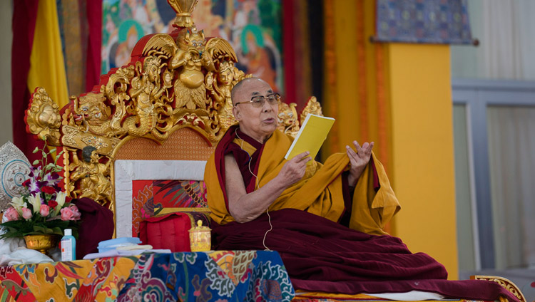 カーラチャクラ・グラウンドで行われた法話会で、テキストを読み上げられるダライ・ラマ法王。2018年1月14日、インド、ビハール州ブッダガヤ（撮影：ロブサン・ツェリン / 法王庁）