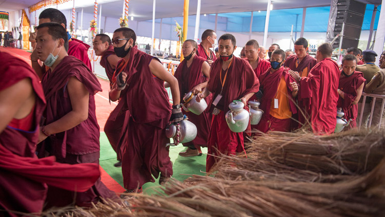 3万人以上の参加者にお茶を配る僧侶たち。2018年1月15日、インド、ビハール州ブッダガヤ（撮影：マニュエル・バウアー）