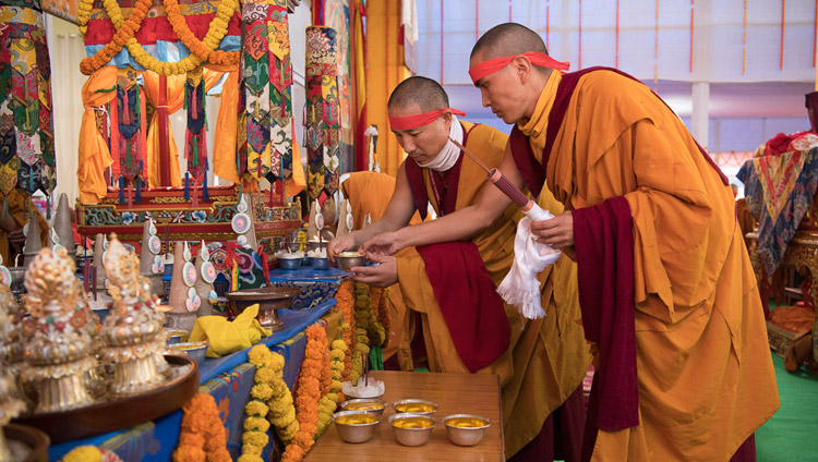 千手観音菩薩の灌頂の儀式の中で、ダライ・ラマ法王の助手を務めるナムギャル僧院の僧侶たち。2018年1月16日、インド、ビハール州ブッダガヤ（撮影：マニュエル・バウアー）