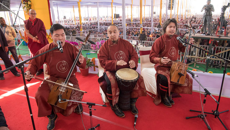 ダライ・ラマ法王に捧げる長寿祈願法要の締めくくりに、音楽の演奏を披露するモンゴル人のアーティストたち。2018年1月16日、インド、ビハール州ブッダガヤ（撮影：マニュエル・バウアー）