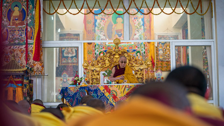 ヤマーンタカ独尊の灌頂を授与されるダライ・ラマ法王。2018年1月21日、インド、ビハール州ブッダガヤ（撮影：ロブサン・ツェリン / 法王庁）