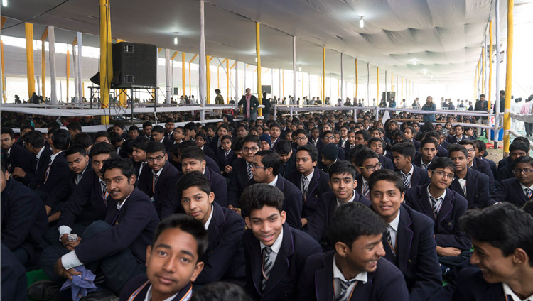 「普遍的価値観」についてのダライ・ラマ法王の講演会に集まった7,000名を超えるビハール州の学生たち。2018年1月25日、インド、ビハール州ブッダガヤ（撮影：ロブサン・ツェリン／法王庁）