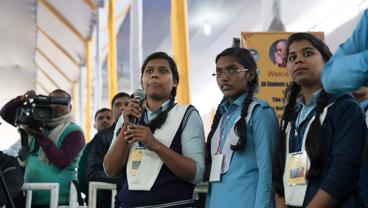 「普遍的価値観」についてのダライ・ラマ法王の講演会で、法王に質問しようと並ぶ学生たち。2018年1月25日、インド、ビハール州ブッダガヤ（撮影：ロブサン・ツェリン / 法王庁）