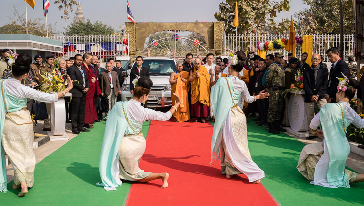 ワット・パー・ブッダガヤ・バナラム寺院に到着されたダライ・ラマ法王を歓迎して踊りを披露するタイのアーティストたち。2018年1月25日、インド、ビハール州ブッダガヤ（撮影：ロブサン・ツェリン / 法王庁）