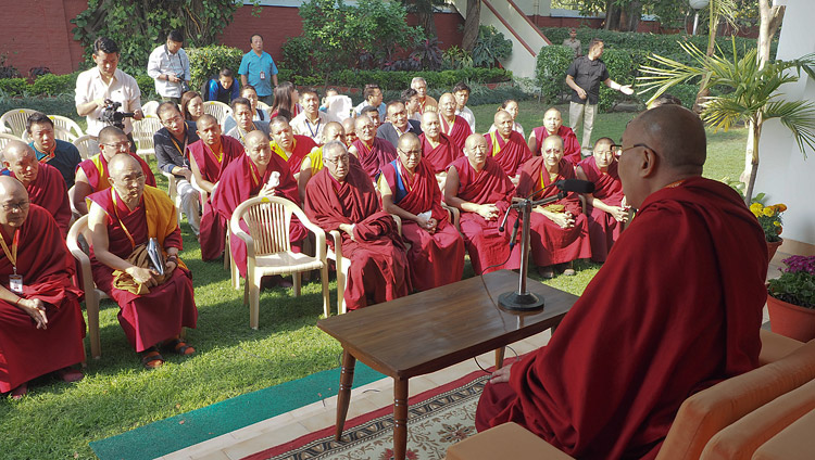 高等チベット学中央研究所の職員たちに向けてお話をされるダライ・ラマ法王。2018年3月20日、インド、ウッタル・プラデーシュ州バラナシ、サールナート（撮影：ジェレミー・ラッセル / 法王庁）