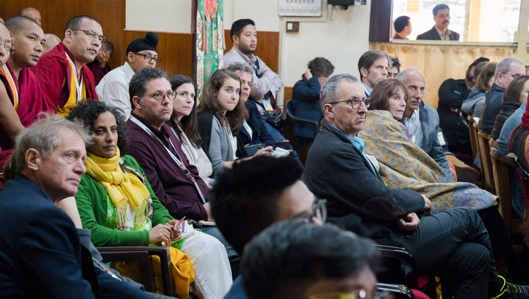 会議の初日に、ダライ・ラマ法王のお話に耳を傾ける300人以上の招待客。2018年3月12日、インド、ヒマーチャル・プラデーシュ州ダラムサラ（撮影：テンジン・チュンジョル / 法王庁）