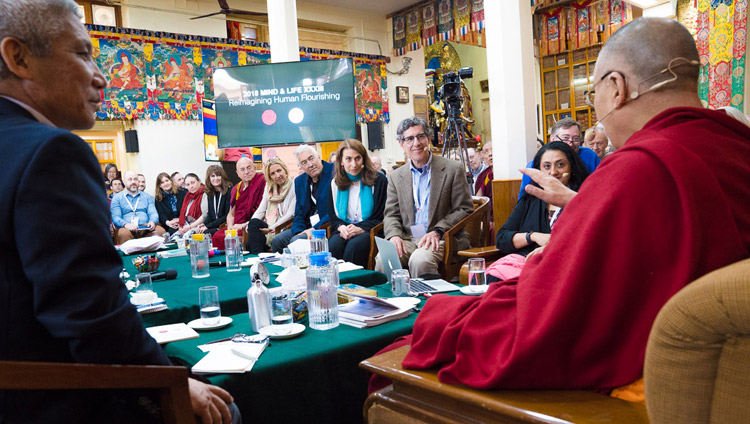 3日目の心と生命会議の冒頭で、思い出話をされるダライ・ラマ法王。2018年3月14日、インド、ヒマーチャル・プラデーシュ州ダラムサラ（撮影：テンジン・チュンジョル / 法王庁）