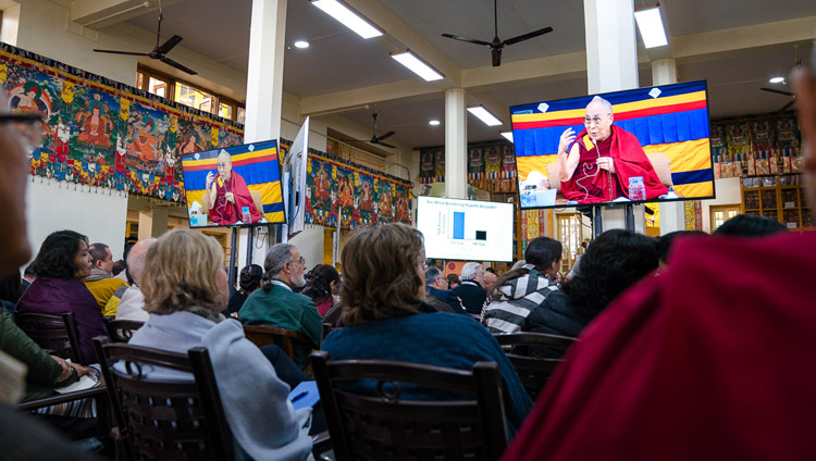 心と生命会議の参加者は300名以上を数え、大型スクリーンを通してダライ・ラマ法王のお話を拝聴した。2018年3月14日、インド、ヒマーチャル・プラデーシュ州ダラムサラ（撮影：テンジン・チュンジョル / 法王庁）