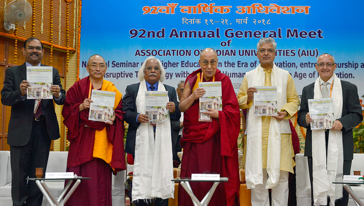 第92回インド大学協会年次総会で年次報告書を公表されるダライ・ラマ法王と参加者たち。2018年3月19日、インド、ウッタル・プラデーシュ州バラナシ、サールナート（撮影：ロブサン・ツェリン / 法王庁）