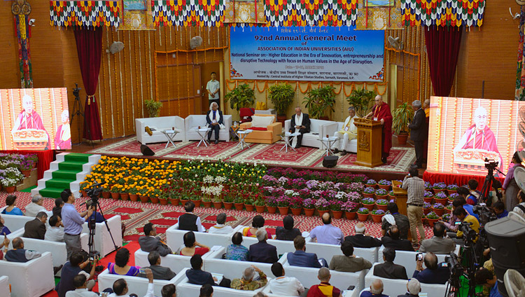 高等チベット学中央研究所の講堂で、開会の挨拶をされるダライ・ラマ法王。2018年3月19日、インド、ウッタル・プラデーシュ州バラナシ、サールナート（撮影：ロブサン・ツェリン / 法王庁）