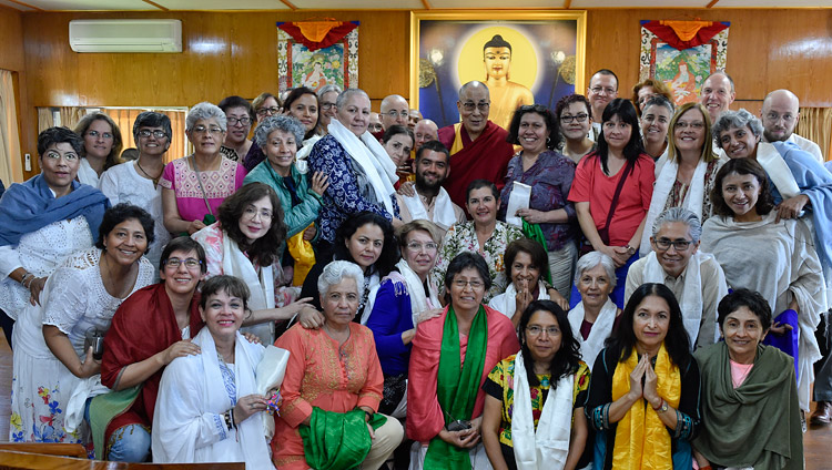 世界各地から集まった約150名の来訪者たちとの会見が終了し、集合写真の撮影に応じられるダライ・ラマ法王。2018年3月30日インド、ヒマーチャル・プラデーシュ州ダラムサラ（撮影：テンジン・ダムチュ / 法王庁）