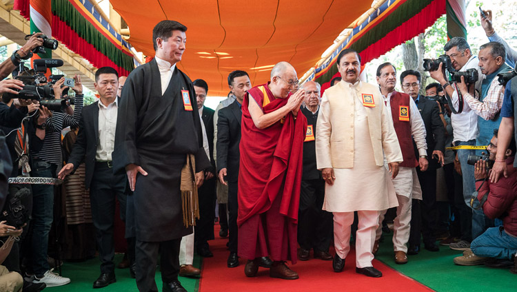 インド感謝祭の会場となったツクラカンの中庭に到着されたダライ・ラマ法王と特別招待客の面々。2018年3月31日、インド、ヒマーチャル・プラデーシュ州ダラムサラ（撮影：テンジン・チュンジョル / 法王庁）