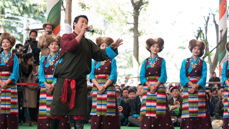 ツクラカンの中庭で行われたインド感謝祭のプログラムの冒頭で、インド感謝祭の歌を披露するチベット舞台芸術団のアーティストたち。2018年3月31日、インド、ヒマーチャル・プラデーシュ州ダラムサラ（撮影：テンジン・チュンジョル / 法王庁）