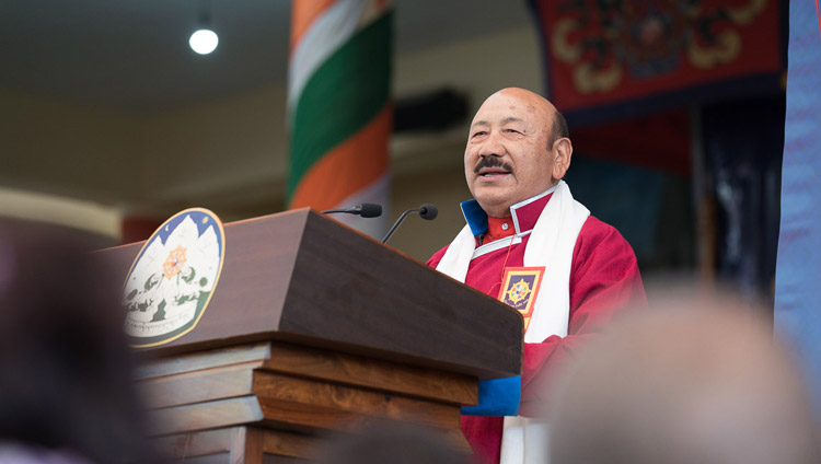 インド感謝祭でスピーチをするチベット解放運動中心グループの国家主査R.K. キルメー氏。2018年3月31日、インド、ヒマーチャル・プラデーシュ州ダラムサラ（撮影：テンジン・チュンジョル / 法王庁）