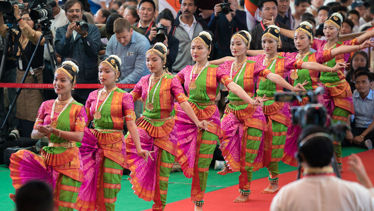 ツクラカンの中庭で行われたインド感謝祭で、インド古典舞踊を披露するチベット舞台芸術団のアーティストたち。2018年3月31日、インド、ヒマーチャル・プラデーシュ州ダラムサラ（撮影：テンジン・チュンジョル / 法王庁）